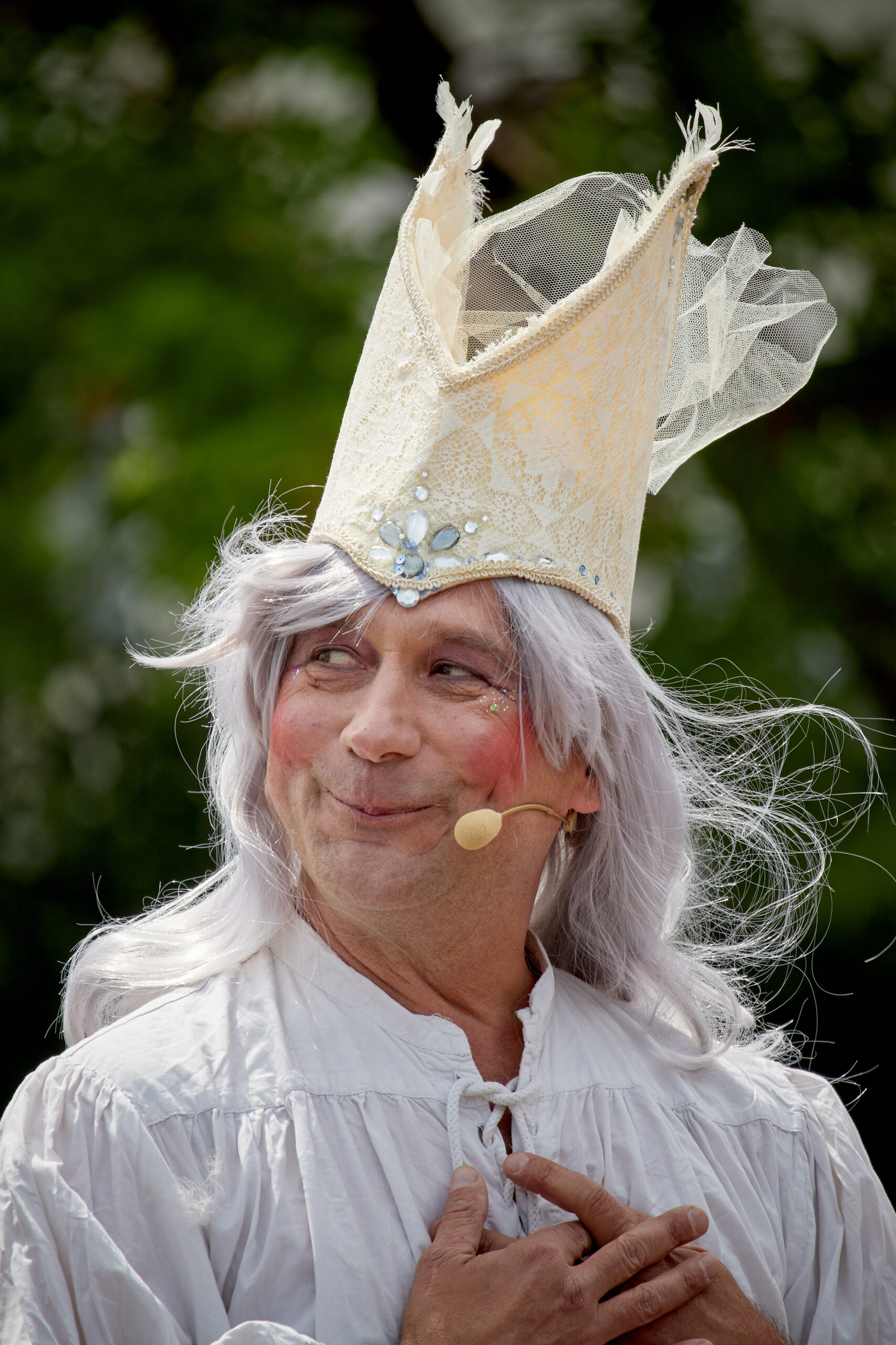 Rumpelmärchen: König mit Papierkrone und langem weißem Haar, Nahaufnahme