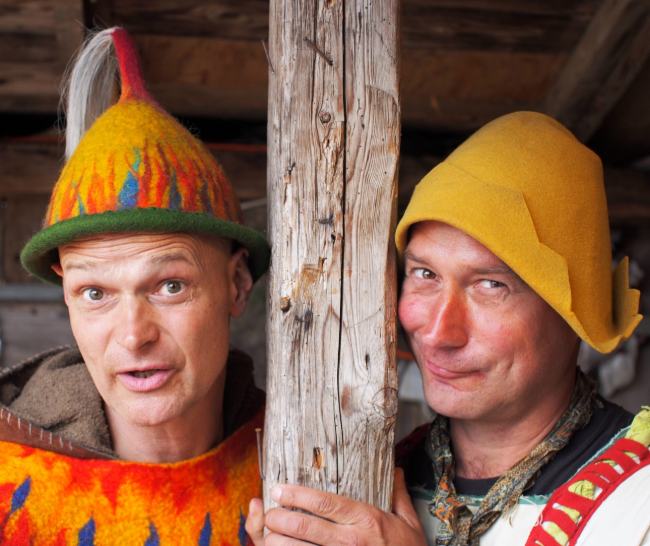 Boulettentheater: Birger Markuse und Sven Brömsel als Narren mit Zipfelmützen