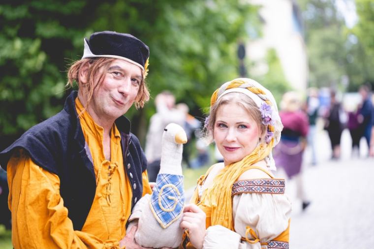 Rumpelmärchen: Die goldene Gans – zwei Spieler mit der goldenen Gans